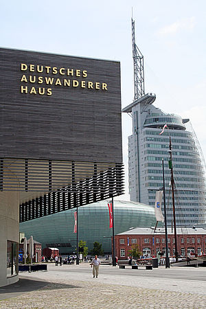 Im linken Bereich des roten Gebäudes sind die Tickets für die Hafenrundfahrt erhältlich.